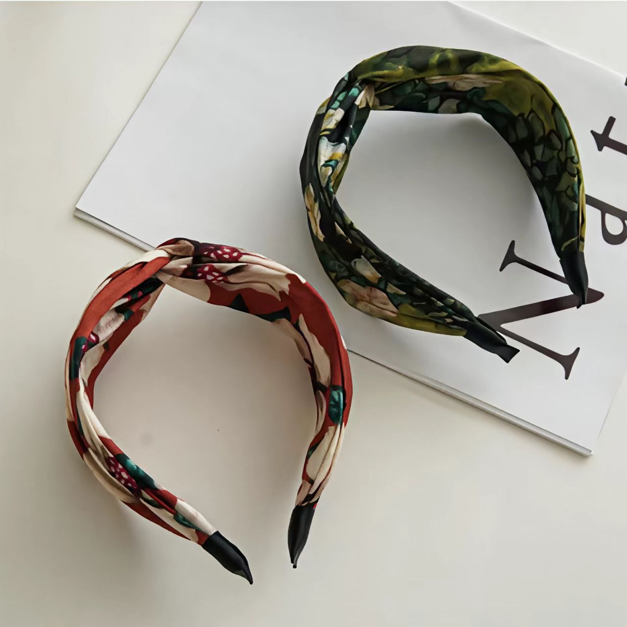 Vintage Fashion Illustration - Vintage-Stirnband im Ölgemälde-Stil mit Kreuzform, vielseitiges